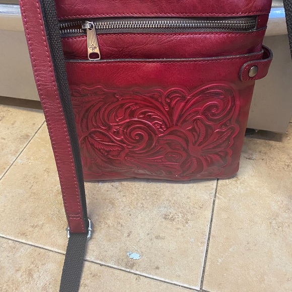 PATRICIA NASH PRIZZI BERRY RED TOOLED LEATHER CROSSBODY PURSE - Picture 6 of 10